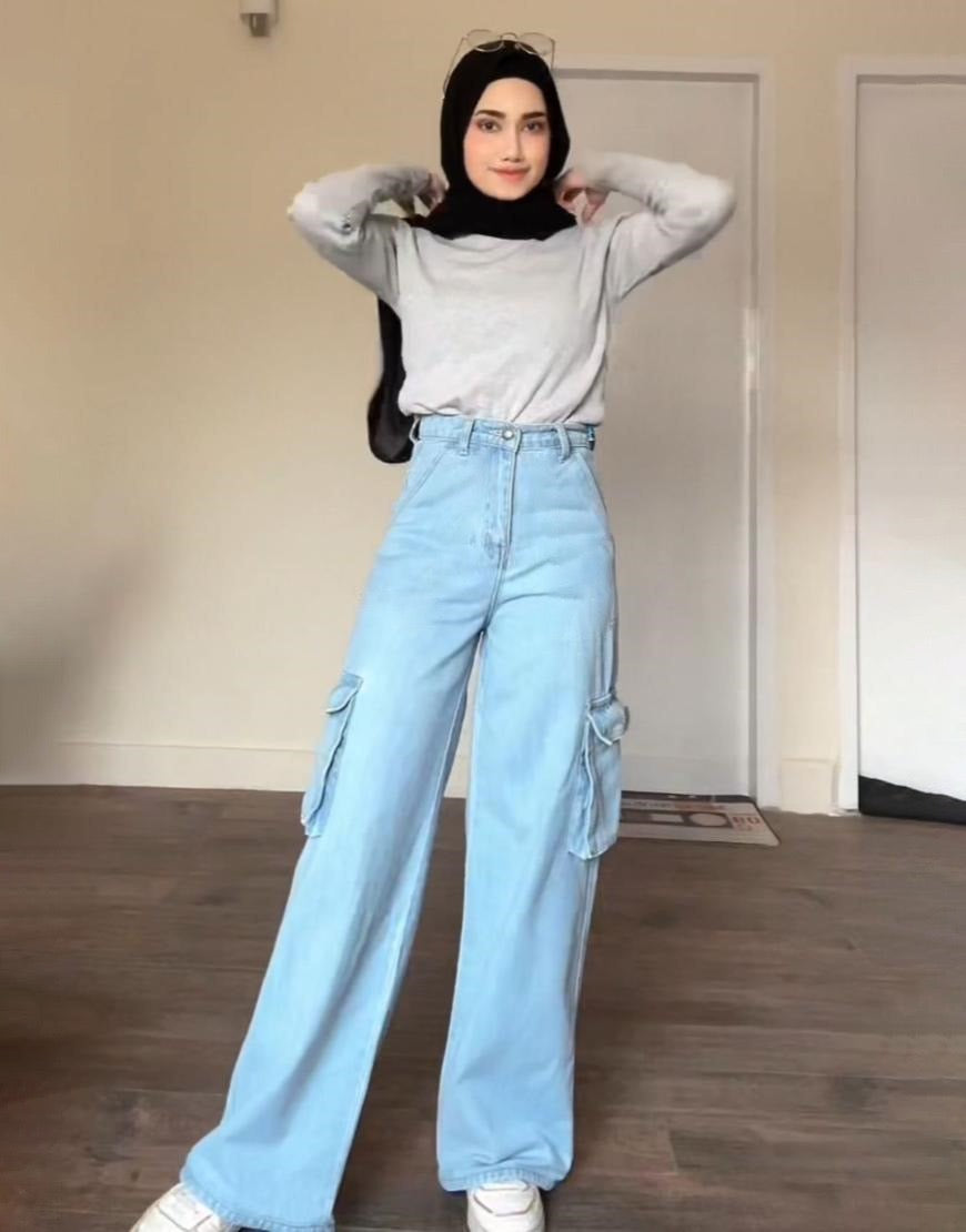 High Rise Wide Leg Cargo Jeans Light Wash